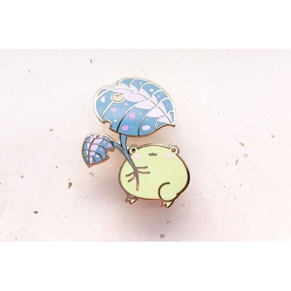 Gogo the Frog Leaf Umbrella Enamel Pin - RARE Gold Plated Brooch & Jewelry - Picture 5 of 9